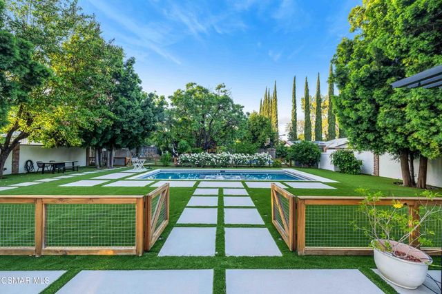 22661 Calvert Street, Woodland Hills, CA 91367