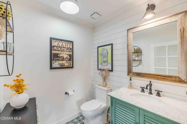 22661 Calvert Street, Woodland Hills, CA 91367