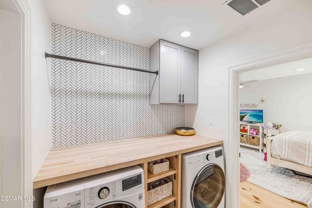 22661 Calvert Street, Woodland Hills, CA 91367