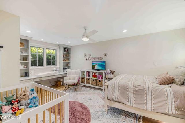 22661 Calvert Street, Woodland Hills, CA 91367