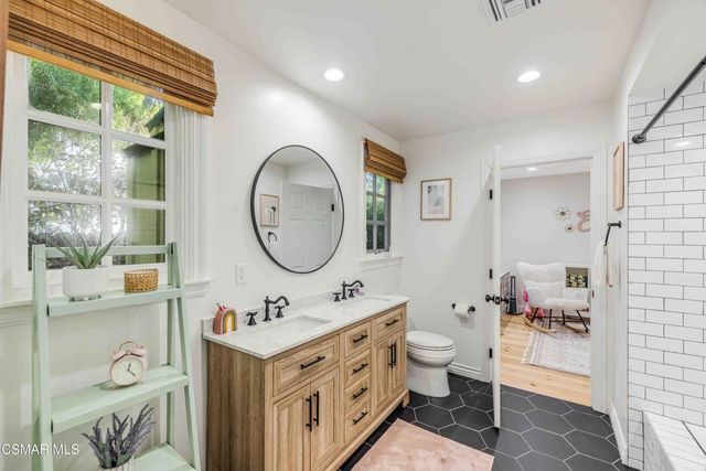 22661 Calvert Street, Woodland Hills, CA 91367