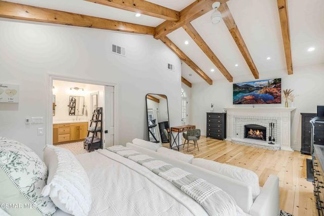 22661 Calvert Street, Woodland Hills, CA 91367