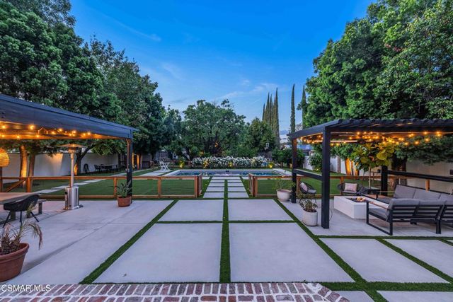 22661 Calvert Street, Woodland Hills, CA 91367