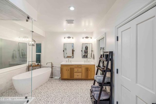 22661 Calvert Street, Woodland Hills, CA 91367