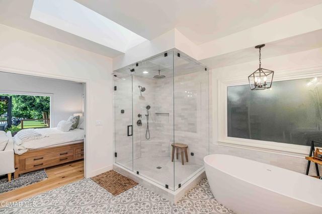 22661 Calvert Street, Woodland Hills, CA 91367