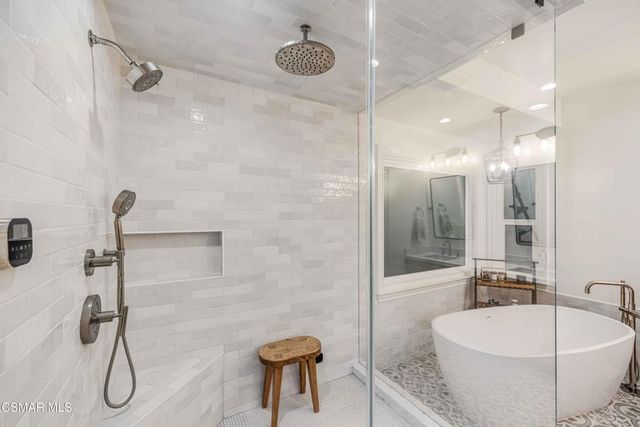 22661 Calvert Street, Woodland Hills, CA 91367