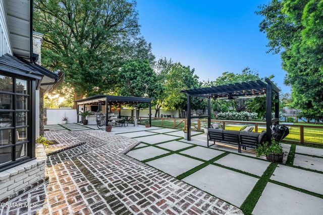 22661 Calvert Street, Woodland Hills, CA 91367