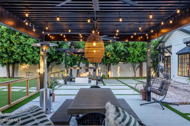 22661 Calvert Street, Woodland Hills, CA 91367