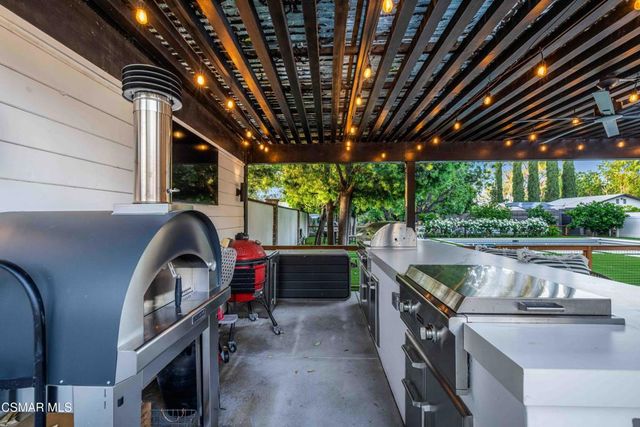 22661 Calvert Street, Woodland Hills, CA 91367