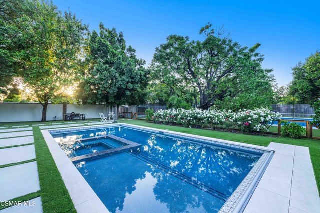 22661 Calvert Street, Woodland Hills, CA 91367