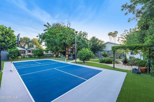 22661 Calvert Street, Woodland Hills, CA 91367