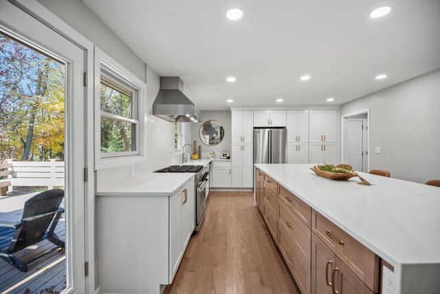 279 High Forest DRIVE, Cedarburg, WI 53012