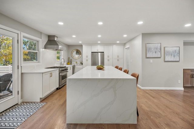 279 High Forest DRIVE, Cedarburg, WI 53012