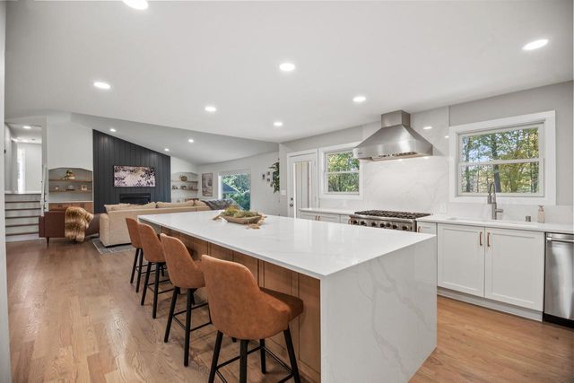 279 High Forest DRIVE, Cedarburg, WI 53012