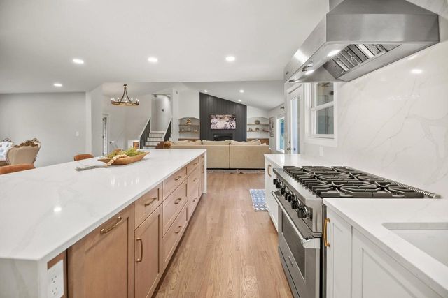 279 High Forest DRIVE, Cedarburg, WI 53012