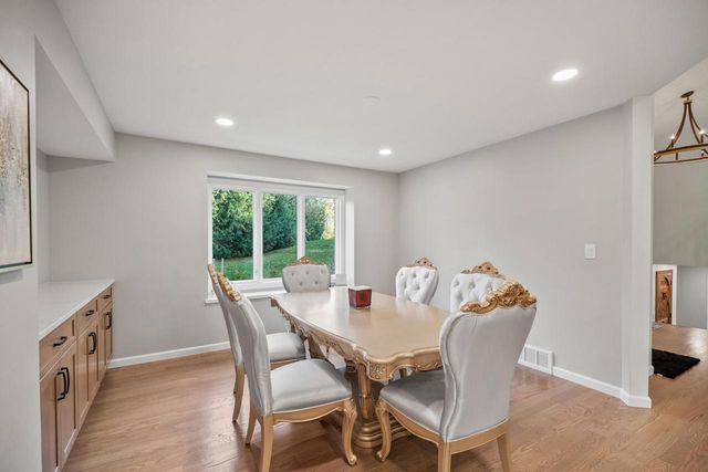 279 High Forest DRIVE, Cedarburg, WI 53012