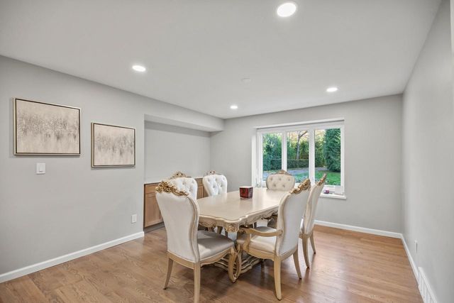 279 High Forest DRIVE, Cedarburg, WI 53012