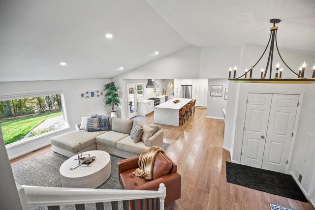 279 High Forest DRIVE, Cedarburg, WI 53012