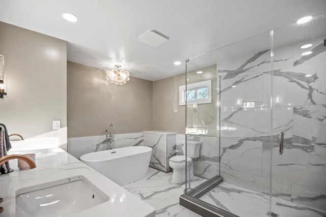 279 High Forest DRIVE, Cedarburg, WI 53012