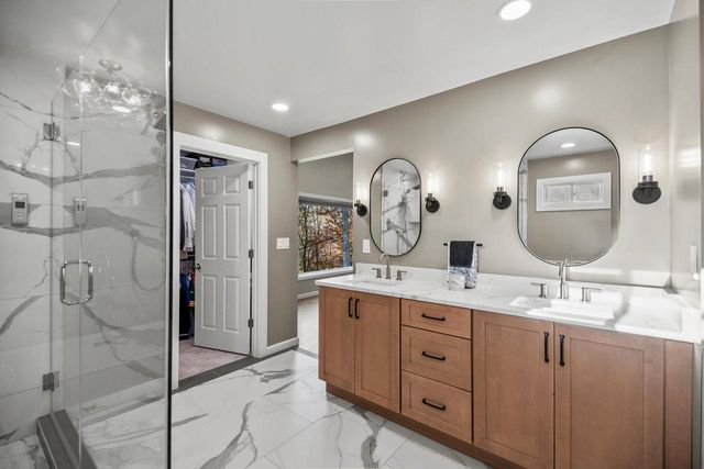 279 High Forest DRIVE, Cedarburg, WI 53012