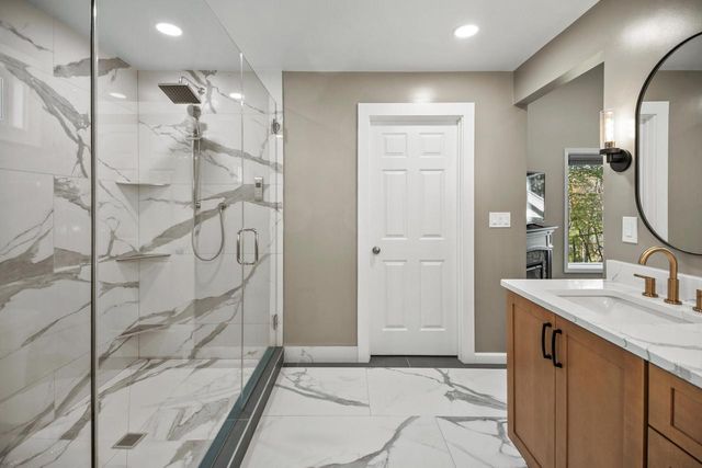 279 High Forest DRIVE, Cedarburg, WI 53012