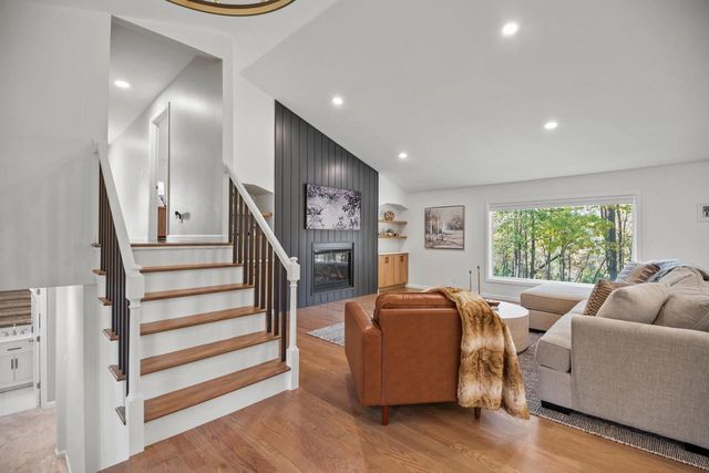 279 High Forest DRIVE, Cedarburg, WI 53012