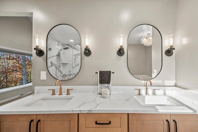 279 High Forest DRIVE, Cedarburg, WI 53012