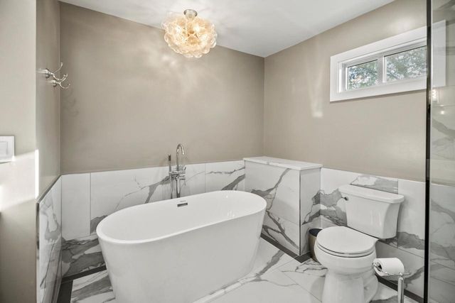 279 High Forest DRIVE, Cedarburg, WI 53012