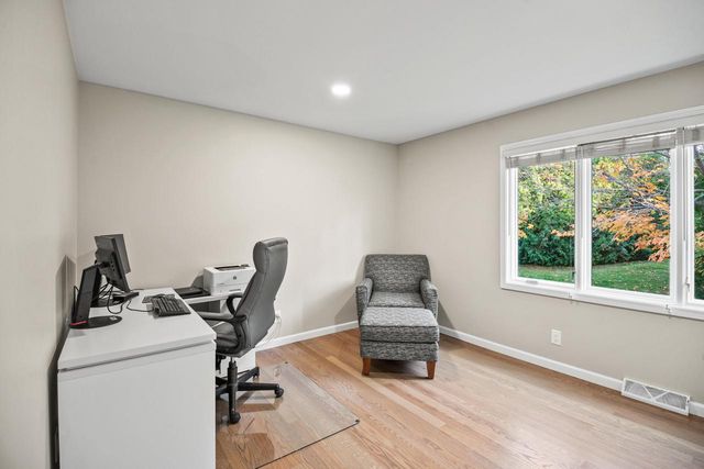 279 High Forest DRIVE, Cedarburg, WI 53012