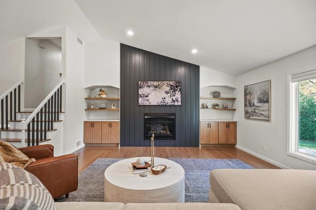 279 High Forest DRIVE, Cedarburg, WI 53012