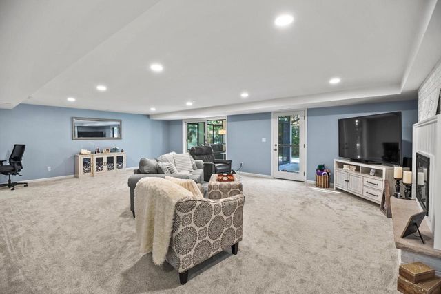 279 High Forest DRIVE, Cedarburg, WI 53012