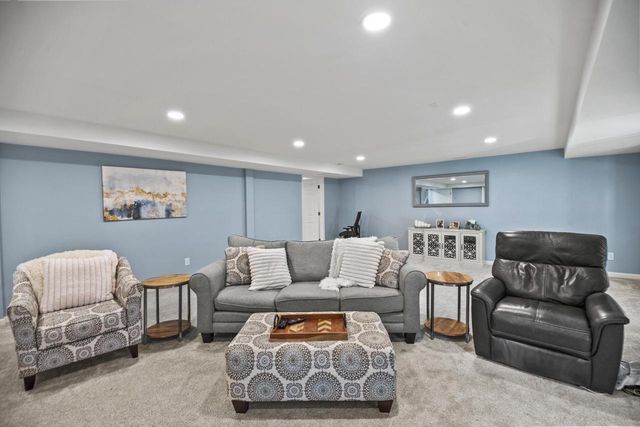 279 High Forest DRIVE, Cedarburg, WI 53012