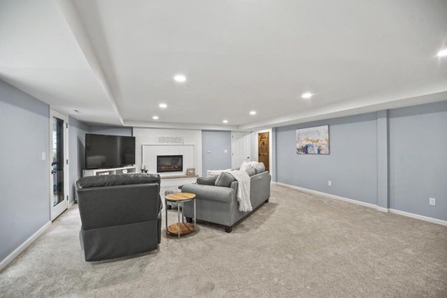 279 High Forest DRIVE, Cedarburg, WI 53012