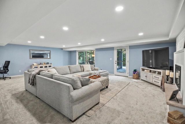 279 High Forest DRIVE, Cedarburg, WI 53012