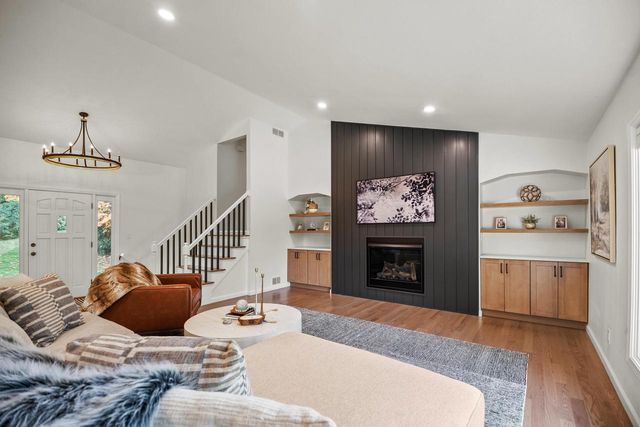 279 High Forest DRIVE, Cedarburg, WI 53012