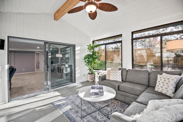 279 High Forest DRIVE, Cedarburg, WI 53012