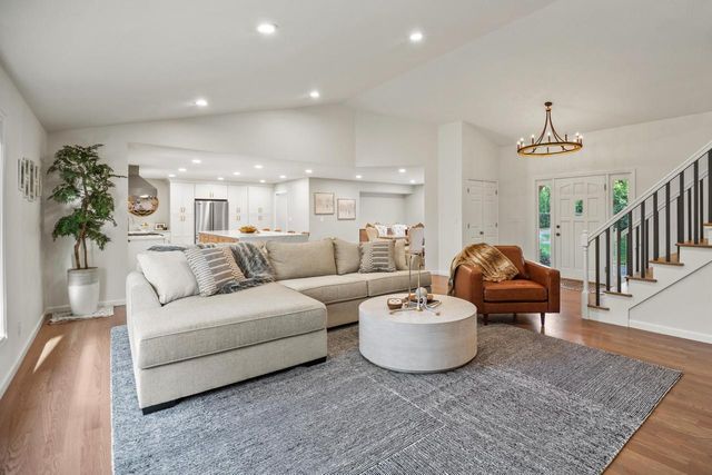 279 High Forest DRIVE, Cedarburg, WI 53012