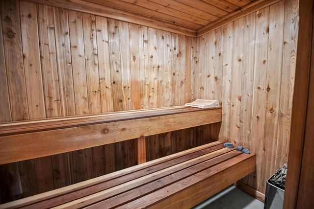 279 High Forest DRIVE, Cedarburg, WI 53012