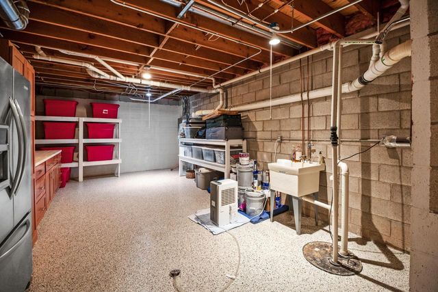 279 High Forest DRIVE, Cedarburg, WI 53012