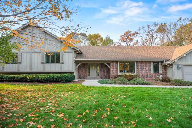 279 High Forest DRIVE, Cedarburg, WI 53012