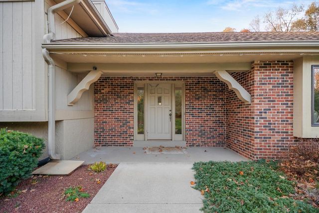 279 High Forest DRIVE, Cedarburg, WI 53012