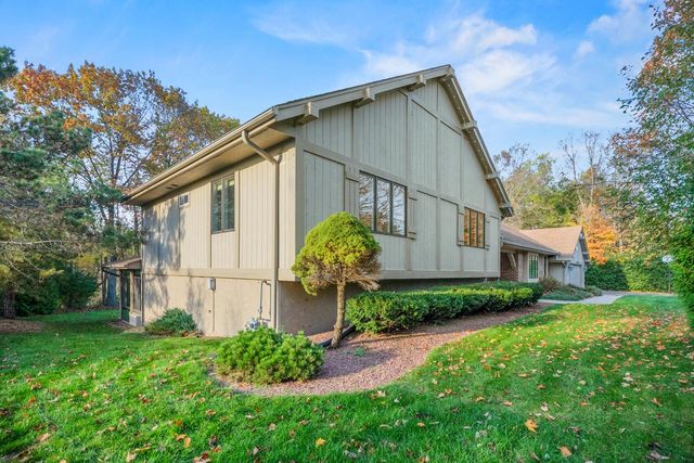 279 High Forest DRIVE, Cedarburg, WI 53012