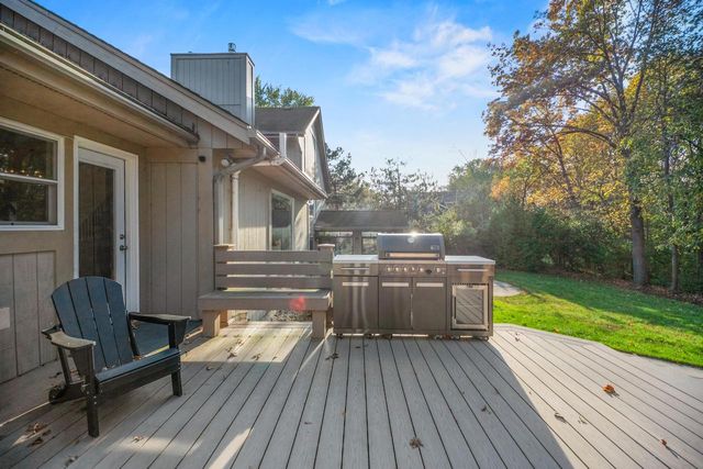 279 High Forest DRIVE, Cedarburg, WI 53012