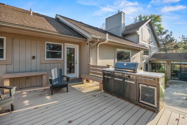 279 High Forest DRIVE, Cedarburg, WI 53012