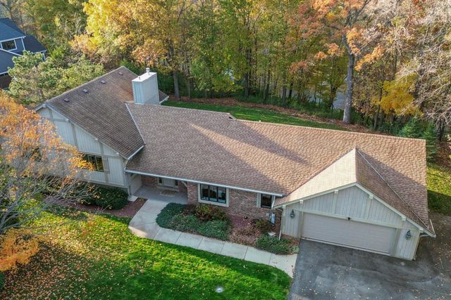 279 High Forest DRIVE, Cedarburg, WI 53012