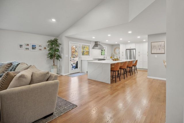 279 High Forest DRIVE, Cedarburg, WI 53012