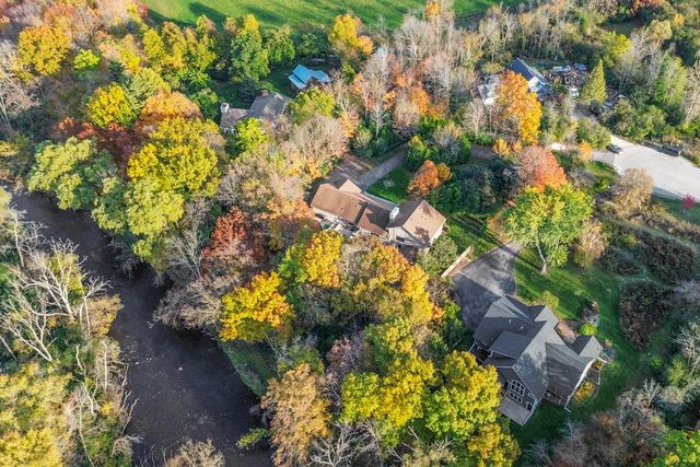 279 High Forest DRIVE, Cedarburg, WI 53012