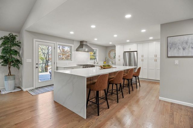 279 High Forest DRIVE, Cedarburg, WI 53012