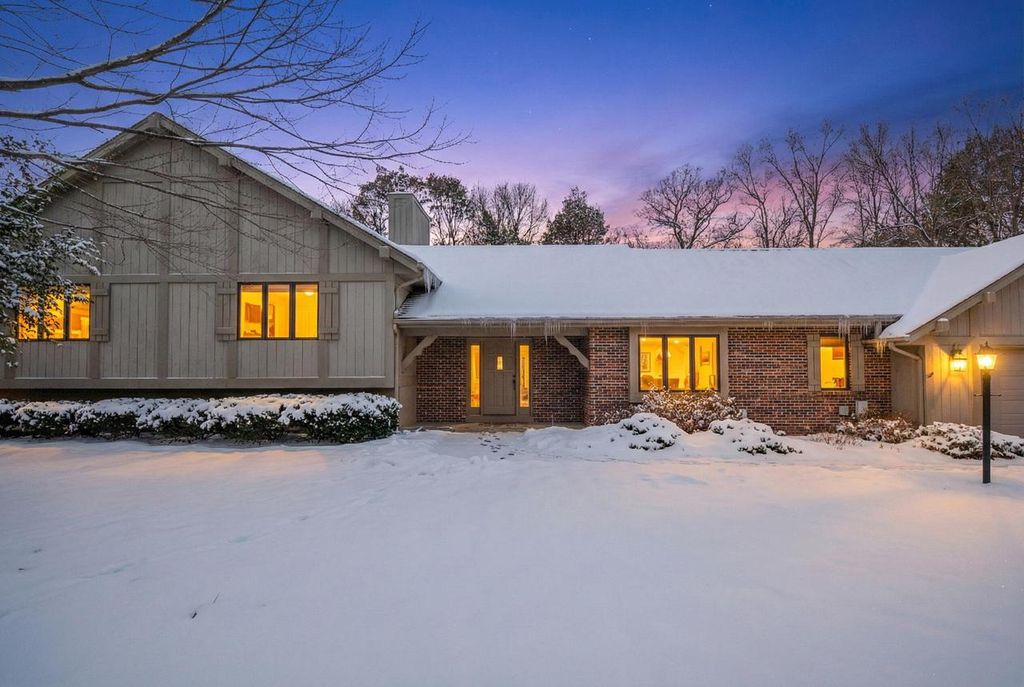 279 High Forest DRIVE, Cedarburg, WI 53012