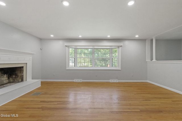 859 Hereford Way, Niskayuna, NY 12309